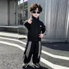 Conjunto Corta-Vento Esportivo de Outono para Meninos 2026 Novo Estilo Street Cool Estilo Coreano Menininho Estilo Primavera e Outono Conjunto de Duas Peças