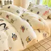 Novo conjunto de cama de quatro peças de 2026, qualidade A, seguro para bebês, forrado com fleece, espessado, de veludo de leite e macio, quente, com uma estampa fresca e leve para uso doméstico