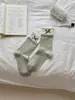 Meias femininas cor verde café para outono e inverno com bordas franzidas, meias femininas de algodão sem costura, meias com laço, meias de cano médio, algodão penteado