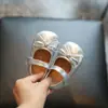 Sapatos pequenos de couro infantis estilo novo de primavera para meninas sapatos单 de moda para meninas pequenas sapatos de performance para meninas sapatos de princesa para bebê com bico raso e sola macia
