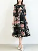 El nuevo vestido Miyake para mujer es de corte holgado, talla grande, con un diseño estampado que acentúa la cintura y crea un efecto adelgazante.. Es un vestido de línea A con un diseño de longitud media de alta gama, elegante y con estilo.
