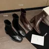 ¡La sensación de pisar mierda! ¡Cuanto más los usas, más te encantan! Botines cortos elásticos de punta cuadrada retro con tacón grueso, botas finas de tacón alto, temporada Otoño/Invierno 24SS