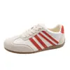 Versión en stock de las zapatillas de entrenamiento retro alemanas súper estilosas para mujer, nuevo modelo 2026, zapatillas blancas versátiles ultrapopulares, zapatillas casuales deportivas de tabla