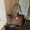 Bolsa Tote de Alta Qualidade Transfronteiriça Feminina Outono 2026 Nova Estilosa Grande Capacidade Bolsa para o Dia a Dia Bolsa de Ombro Retrô com Bolinhas