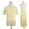 Conjunto de Punto de Color Sólido para Principios de Verano con Cuello Redondo, Adornos de Perlas, Cárdigan Corto, Vestido sin Mangas tipo Camiseta y Conjunto de Dos Piezas Estilo Chanel