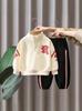 7833 Ropa Infantil Traje de Primavera para Niños 2026 Nuevo Estilo Moda Infantil Sudadera con Cuello Alto Estilo Primavera y Otoño Marca de Tendencia Conjunto de Dos Piezas