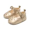 Sapatos para bebês e crianças pequenas para meninas, sapatos de princesa com solas macias, designs de coração vazado e flor, sapatos Mary Jane