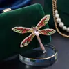 Broche de libélula de aleación de diamantes de imitación de color de alta calidad para ropa de mujer, ramillete de escote fijo antiluz, pin de moda que combina con todo