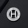 Nuevo Broche de Letra Capital Redonda Incrustada con Diamantes de Amazon Accesorios Creativos para Traje de Negocios de Hombres Fabricante