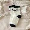 Meias de inverno e outono com combinação de cores preto e branco, forradas com fleece espesso tipo veludo de marta, para mulheres, cartoon, cano alto quentes, pelúcia, animais fofos