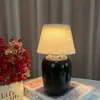 Luminária de mesa cerâmica minimalista nórdica, luminária de mesa moderna de luxo leve para sala de estar, quarto, cabeceira, luminária de mesa decorativa recarregável aconchegante, vermelha