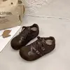 2026 Sapatos Casuais de Camurça Marrom Escuro Retrô com Tira de Fivela Dupla Outono Inverno Versátil Confortável Solado Macio Moda Feminina Estilo Tendência