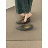 Zapatos sofisticados de estilo francés con forro de pelo gris para mujer, perfectos para usar al aire libre en la temporada otoño/invierno 2025. Estos zapatos planos cómodos, que no cansan y son elegantes, con tacón de cuña, son ideales para ir al trabajo.