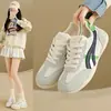 Tênis Brancos Femininos Novos de Verão Versão Coreana Estilo College Ins Sapatos Esportivos Casuais Versátil Fashionável Tênis de Plataforma com Solado Grosso