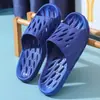 Pantuflas de ducha para baño para hombre, uso interior en casa en verano, a prueba de fugas, antideslizantes, diseño hueco, adecuadas para hoteles y dormitorios, también disponibles para mujeres