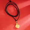 Colar com Caractere da Fortuna Banhado a Ouro com Disco Redondo e Pingente de Estilo Chinês Tradicional, Acessório Versátil com Corrente de Corda Trançada à Mão