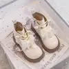 Botas estilo Martin para meninas, nova coleção outono 2026, botinhas de tornozelo estilo princesa para crianças com forro de fleece e detalhes de pérolas, botas pequenas de couro da moda