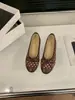 Sapatos Femininos Rasos Estilo Francês Inspirados em Chanel para o Verão, Adequados para Combinar com Vestidos, Apresentando um Laço e Bolinhas Pretas, Sapatos de Salto Baixo Estilo Balé para a Noite