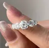 Fábrica Fuente de Joyería Yiwu Sanjie Explosiones Transfronterizas Anillo de Cobre Senior Anillo para Mujer con Diamantes Completos Regalo