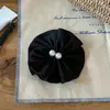 Pinza de Resorte de Satén Perlado con Pliegues Suaves Estilo Coreano con Diseño de Flor Redonda, Accesorio para el Cabello de Alta Gama para Peinados de Media Recogida, Pasador