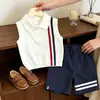 Roupas infantis coreanas 2026 verão novo estilo gola polo branca colete de malha fina conjunto de shorts azul marinho infantil