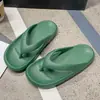 Chinelos de verão femininos, novo estilo para casais, sandálias outdoor de sola grossa, chinelos masculinos antiderrapantes para uso no banheiro