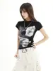 Yechuan # Camiseta Ajustada de Hombro Recto con Estampado de Oso Estilo Americano, Top de Manga Corta Ajustado Retro de Cuello Redondo para el Verano para Chicas Atrevidas.