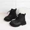 Botas de Couro para Meninas 2026 Outono Novo Estilo Sola Macia Antiderrapante Botas Martin Estilosas Pretas Botas Curtas para Meninas Pequenas Alunas