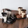 Nova coleção outono/inverno 2026: Botas Martin estilosas e da moda para meninas pequenas, com design estilo coreano e color blocking da moda