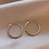 Novos Brincos Lisos Estilo Minimalista Cool para Mulheres, Luxo Leve, Sensação de Alto Padrão, Argolas Elegantes, Acessórios de Orelha com Design Exclusivo