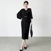 Vestido europeo y americano transfronterizo de talla grande, corte holgado, con cuello en V, cinturón para ceñir la cintura, adelgazante, irregular, con pliegues de escamas de dragón, elegante estilo Issey Miyake