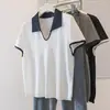 Camiseta de punto de manga corta con cuello polo de color block estilo coreano, sensación de alta gama para verano, holgada y estilizada, top casual de moda para mujer
