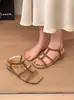 Sandálias de Tira Única com Fivela de Metal Estilo Resort Francês para Mulheres Verão 2026 Novidade Sandálias Romanas Quadradas com Salto Bloco e Dedos Abertos