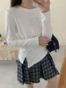 Camiseta chic de diseño coreano con torsión y manga larga para mujer, nueva para primavera y otoño, cuello redondo, ajuste ceñido, top básico