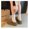 Meia-calça para aumentar a altura para pessoas petites, Outono 2025, Novo, Couro Macio Fosco, Plataforma, Sola Grossa, Bico Fechado, Pantufas de Pelúcia
