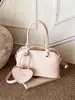 Bolsa Pequena Tote Vermelha Retrô Yuezi para Mulheres 20256 Nova Coleção Primavera Elegante de Alto Valor Bolsa Pequena Moderna Bolsa Transversal