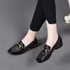 Sapatilhas Macias de Couro com Tela 2025 Novo Estilo Sandálias Femininas Vazadas de Salto Baixo Verão Sapatilhas Macias com Solado Flexível Sapatos de Couro Baixos