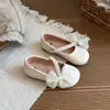 Sapatos de Couro para Meninas 2026 Novo Modelo Primavera e Outono Sapatos Infantis Sola Macia Mocassins Versáteis Sapatos de Princesa para Bebê Versátil
