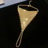 Anillo y pulsera con cadena integrada de borlas caladas europeas y americanas, pulsera de diseño único de nicho, accesorio de mano de moda resistente y exquisito