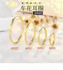 Nuevos aretes de aro lisos con baño de oro real y grabado trilateral, aretes de aro pequeños con diseño de estrellas, aretes dorados ecológicos y que conservan el color