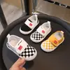 Zapatos de lona superpopulares para niños zapatos para niños y niñas zapatos individuales para interior de jardín de infantes zapatos de tela zapatos para bebé primavera y otoño 2025 suela blanda
