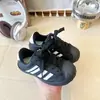 Zapatillas deportivas para niñas con puntera reforzada anti-patadas, nueva colección otoño 2026, calzado deportivo casual ligero versátil para niños y estudiantes