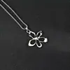Cadena para suéter de trébol de cuatro hojas popular de otoño, un collar largo y simple con colgante floral para mujer, un accesorio de cadena para clavícula de cordón negro versátil