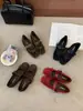 []Zapatos de Mujer de Otoño 2026 Nuevos de Gamuza Francesa con Punta Redonda, Tacón Bajo y Moño, de Correa Única