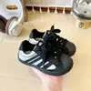 Tênis Esportivo Infantil Estilo Coreano 2026 Novo Outono Tênis de Skate para Meninas Calçados Simples Biqueira Shell Treinamento Alemão Meninos Calçados Casuais
