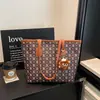 Europa Transfronteiriça Novo 2026 Textura PU Grande Capacidade Letras Estampadas Para o Trabalho Manual de Ombro Tote Bag Mulheres