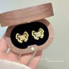 Brincos de Tarraxa de Metal Escovado Vazado em Laço Estilo Francês Retro Luxo Leve Orelha Nicho High-End Brincos Ornamentos de Orelha Versáteis da Moda