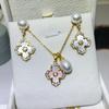 Brincos de pérolas de água doce estilo coreano, simples e populares, estilo Chanel, com agulha de prata S925, pérolas verdadeiras, brincos de flor de quatro pétalas