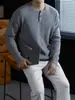Suéter Minimalista de Tricô Waffle Outono-Inverno Estilo Old Money Amigo da Pele Quente para Homens, Gola Henley de Botão Único Tricô Liso