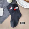 Meias de Cano Médio para Mulheres com Bolinhas de Pelo Tridimensionais Estilo Preppy Cartoon Fofo Divertidas Sem Costura Meias Longas para Primavera e Outono de Algodão
